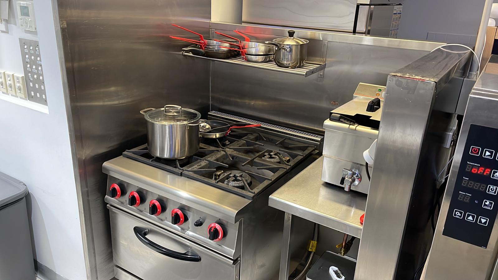 Australian customer photo: Four-burner gas range with oven